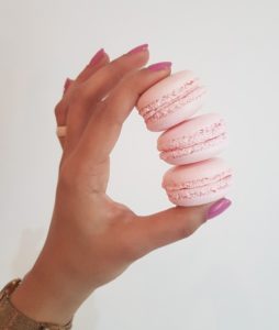 Rose macaron
