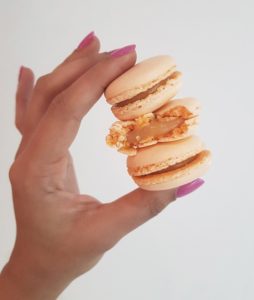 Dulce de leche macaron